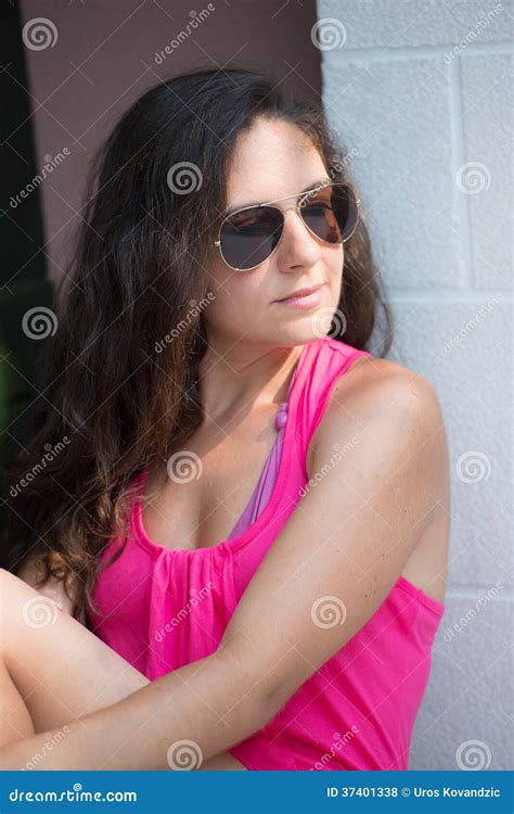 Hübscher Brunette Der Im Sommer Aufwirft Stockfoto Bild von kleid rock 37401338