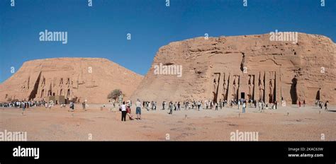 Abu Simbel Es Un Emplazamiento De Inter S Arqueol Gico Que Se Compone