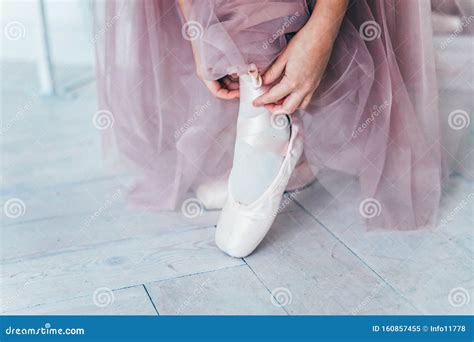 Las Manos De Ballerina Ponen Zapatos De Punta En La Pierna En La Clase