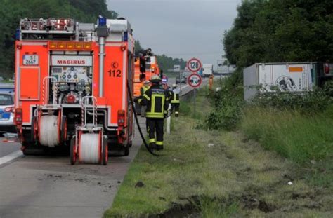 Fotostrecke Laster umgekippt Schweinehälften blockieren A 8