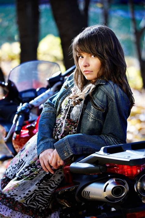 Brunette De Fille Avec Une Moto Rouge Photo Stock Image Du Calendrier Cheveu