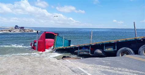 Piura Desborde De Una Laguna Destruye 120 Metros De Carretera Y Se