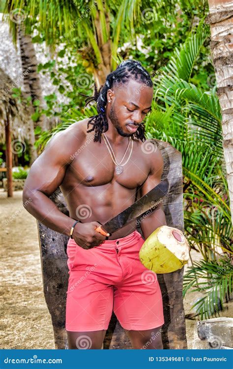 Homem Afro Americano Muscular Que Abre Um Coco Imagem De Stock Imagem