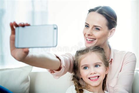 Vrolijke Dochter En Moeder Die Selfie Samen Maken Stock Afbeelding