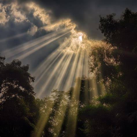 El sol brilla a través de las nubes y el sol brilla a través de las