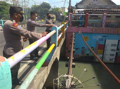 Polsek Kenjeran Cek Ketinggian Debit Air Sungai Kejawan Waspada Adanya