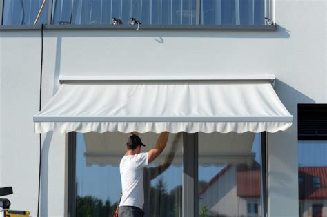 Trabalhador Instalar Um Toldo Na Parede Da Casa Sobre A Janela Do