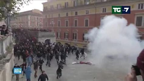 Maltempo A Bologna Il Ravone Rompe Gli Argini Allagamenti Ed