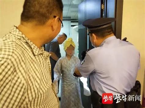 “好闷啊！”卫生间3d门锁坏了，女童被困40分钟，情况危急