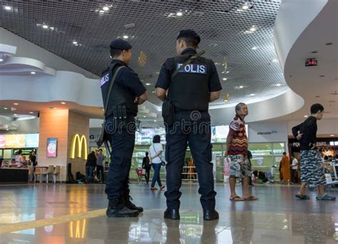 Uma Patrulha Armada Da Pol Cia Guardada No Aeroporto Foto Editorial