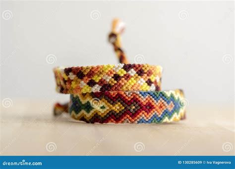 Dos Pulseras Tejidas Naturales Coloridas Hechas En Casa Hechas A Mano