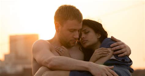 Em Sense8 Max Riemelt Wolfgang E Tina Desai Kala Aparecem Juntos Em Novas Imagens Da