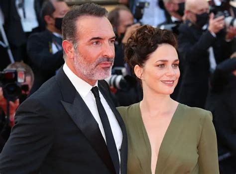 Nathalie P Chalat Maman Combl E La Ch Rie De Jean Dujardin D Voile Une