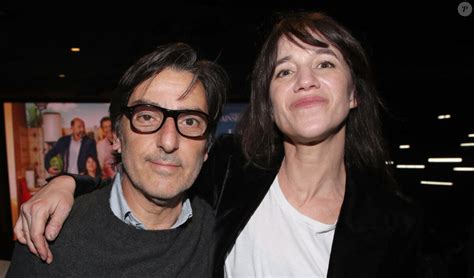 Charlotte Gainsbourg et Yvan Attal Tenue sensuelle et chéri endormi