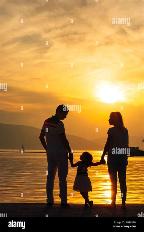 Kinder Mit Ihren Eltern Am Strand Fotos Und Bildmaterial In Hoher