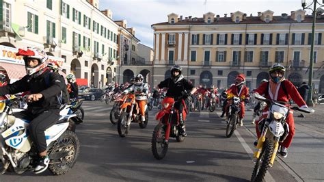 Sfilata In Centro A Cuneo Di Babbi Natale In Moto In Ricordo Di Gabo