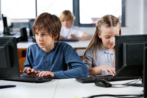 Los Escolares Que Utilizan Pc De Escritorio En El Laboratorio De