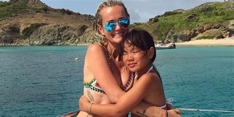 Laeticia Hallyday En Bikini Lors Du Coucher De Soleil