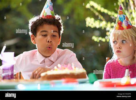 Ni O Soplando Las Velas En El Pastel De Cumplea Os En El Jard N Fiesta