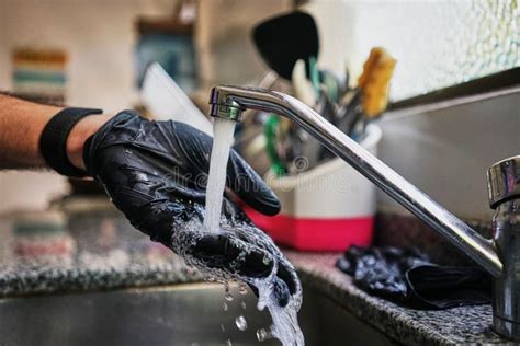 Captura De Pantalla De Una Persona Lavándose Las Manos En El Lavabo De