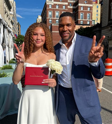 Michael Strahan's daughter Isabella, 18, shows off her model figure as ...
