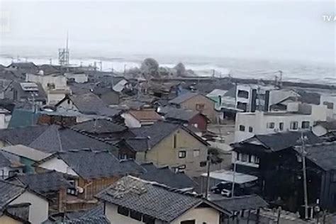 Enormes olas se precipitan a tierra tras el terremoto que sacudió Japón