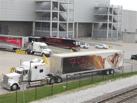 Taylor Swift TOur buses in Omaha - Taylor Swift Photo (22408194) - Fanpop