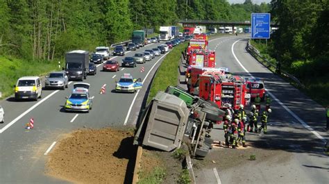 A45 Bei Dortmund Lkw Unfall Fahrer Eingeklemmt Vollsperrung