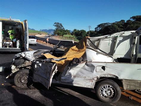 BR 101 grave acidente deixa dois mortos SÃO FRANCISCO DE ITABAPOANA