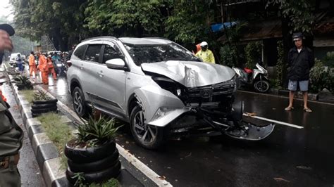 Mobil Tabrak Tiang Penerangan Jalan Umum Hingga Roboh Di Duren Sawit