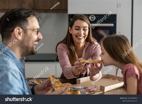 Mama Con Hijo Comiendo Pizza M S De Fotos De Stock Con Licencia