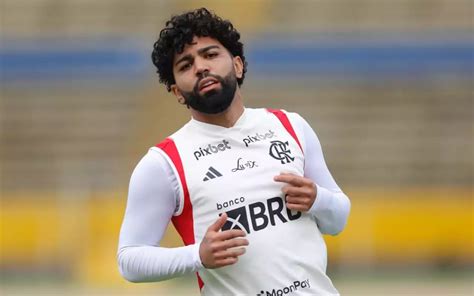 Por problemas musculares Gabigol não participa de treino elenco do