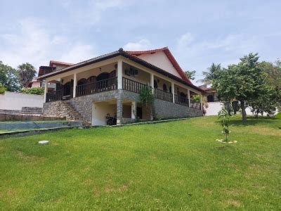 Casa estilo colonial em condomínio