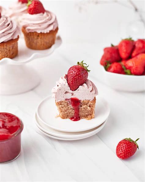 Strawberry Cupcakes with Strawberry Filling