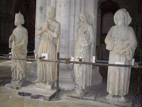 File Statues De La Crypte De La Cath Drale Saint Etienne De Bourges