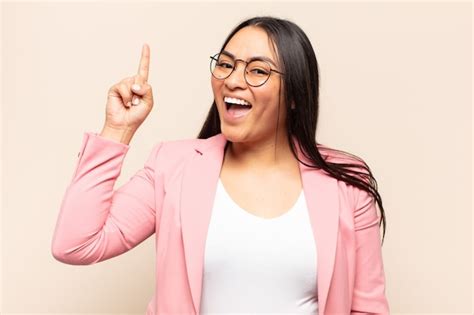 Jovem Mulher Latina Se Sentindo Um G Nio Feliz E Animado Depois De Realizar Uma Ideia