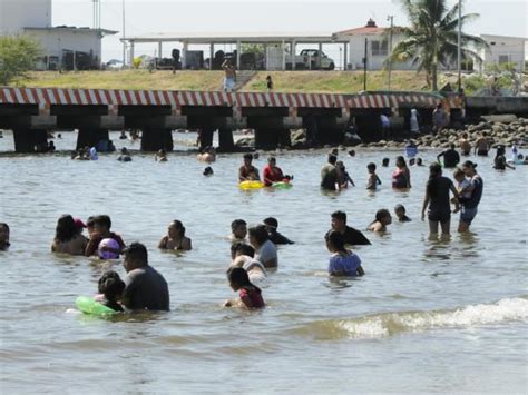 Turistas abarrotan espacios de recreación y descanso de la costa de Chiapas