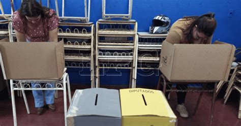 Elecciones 2024 en El Salvador cierran centros de votación e inicia