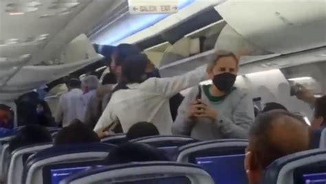 Video Insultan a AMLO en avión La Red noticias