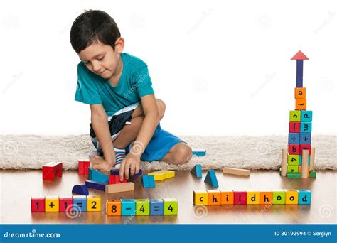 Niño Pequeño Listo Con Los Juguetes En El Piso Imagenes De Archivo