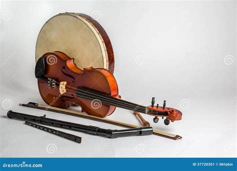 Uma Coleção De Instrumentos Musicais Irlandeses Tradicionais Imagem De