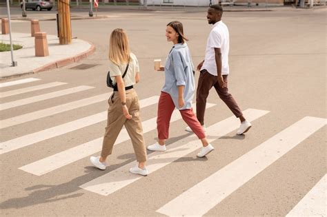 Tr S Jovens Amigos Interculturais Felizes Em Trajes Casuais Tomando