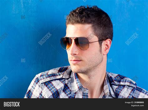 Imagen Y Foto Guapo Joven Con Prueba Gratis Bigstock