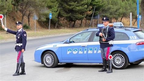 Non Si Ferma All Alt Della Polizia Che Spara Colpi In Aria Auto In