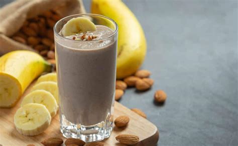 Prepara un batido de plátano y miel para tu desayuno