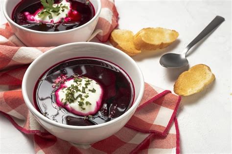 Sopa tradicional de borscht rojo nacional ucraniano y ruso en un tazón