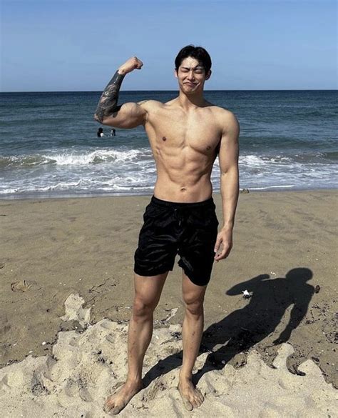 Gay Korean Looks Casual Meets Couture Corps masculin Hommes coréens Homme muscle