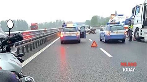 Incidente Sull Autostrada A7 Si Schianta In Auto Scende A