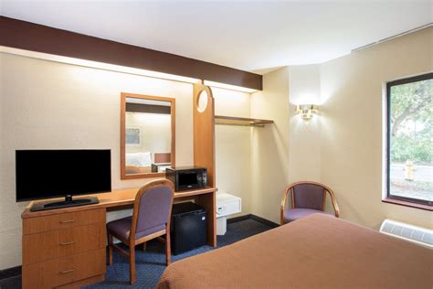 Travelodge by Wyndham Fort Myers Airport | Fort Myers, FL Hotels