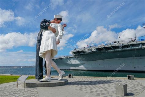 Estatua de marinero besador Puerto de San Diego también conocido como